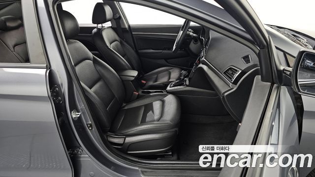 Hyundai AVANTE 2018 — photo 13