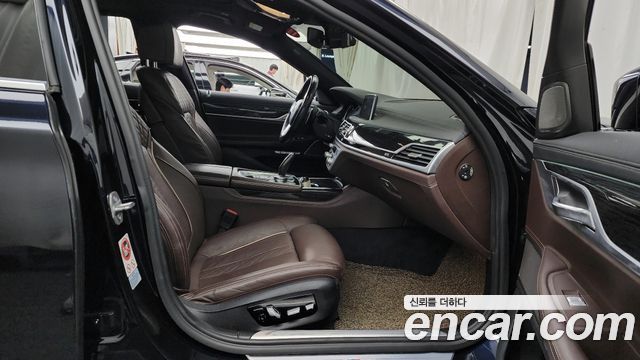 BMW 7-Series 2017 — photo 11