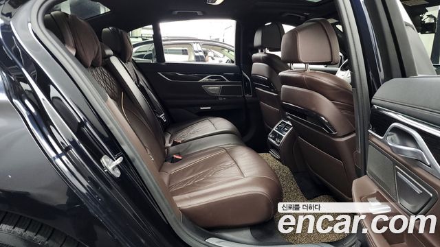 BMW 7-Series 2017 — photo 12