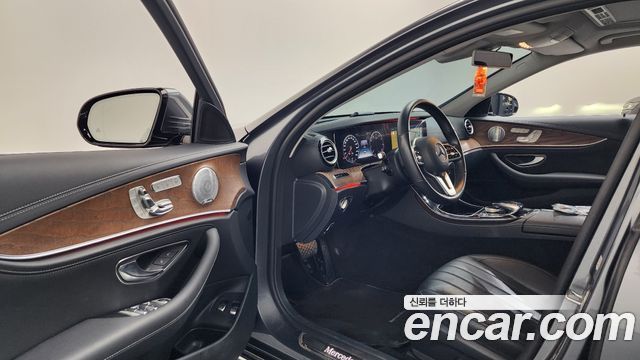 Mercedes-Benz E-Class 2020 — photo 10