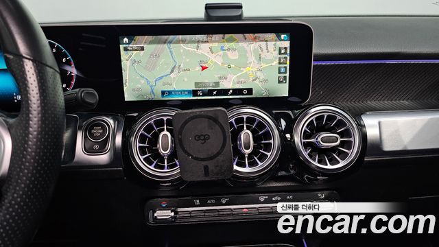 Mercedes-Benz GLB-Class 2020 — photo 14