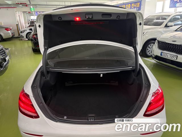 Mercedes-Benz E-Class 2019 — photo 14