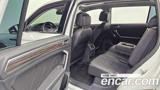 Volkswagen Tiguan 2023 — photo 11