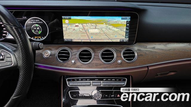 Mercedes-Benz E-Class 2018 — photo 14