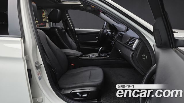 BMW 3-Series 2018 — photo 11