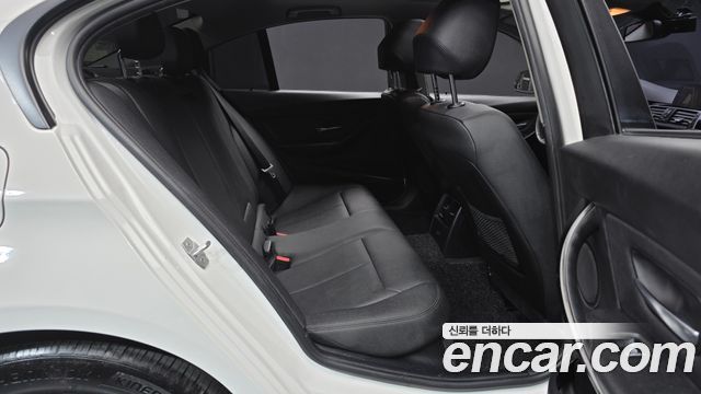 BMW 3-Series 2018 — photo 12