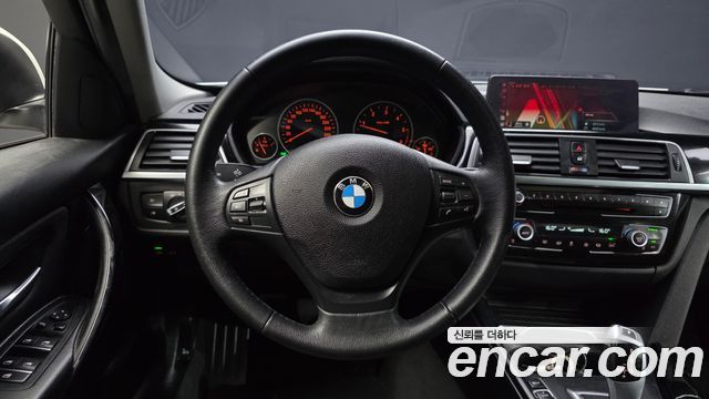 BMW 3-Series 2018 — photo 13