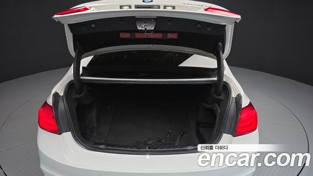 BMW 3-Series 2018 — photo 20
