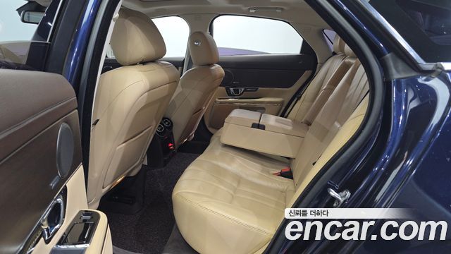 Jaguar XJ 2016 — photo 11
