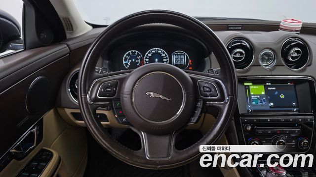 Jaguar XJ 2016 — photo 14
