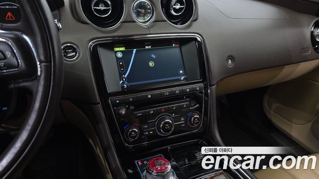 Jaguar XJ 2016 — photo 15