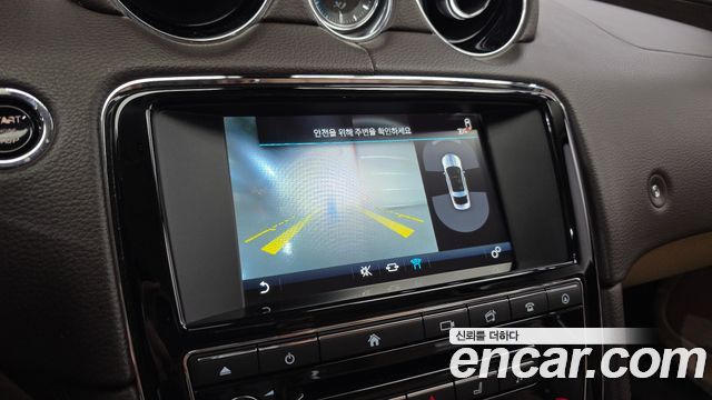 Jaguar XJ 2016 — photo 16
