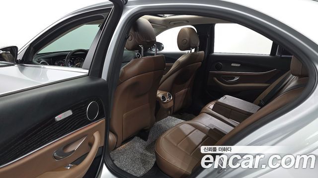 Mercedes-Benz E-Class 2018 — photo 11
