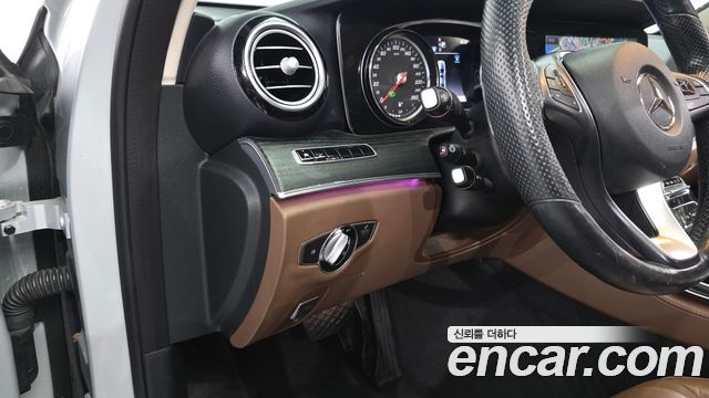 Mercedes-Benz E-Class 2018 — photo 13