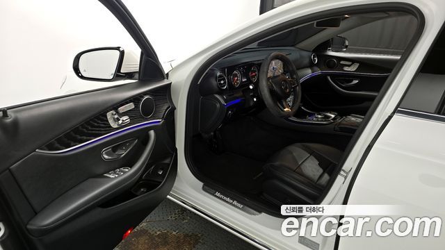 Mercedes-Benz E-Class 2018 — photo 11