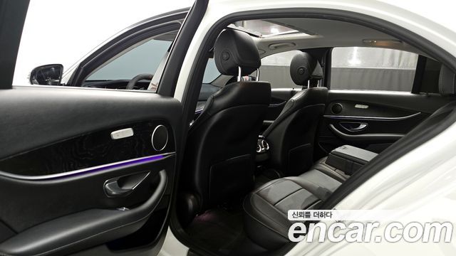 Mercedes-Benz E-Class 2018 — photo 12