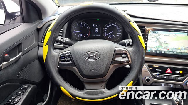 Hyundai AVANTE 2017 — photo 13