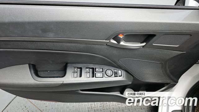 Hyundai AVANTE 2017 — photo 18