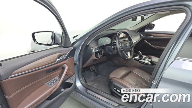 BMW 5-Series 2019 — photo 10