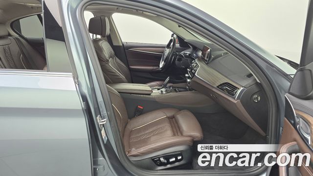 BMW 5-Series 2019 — photo 11