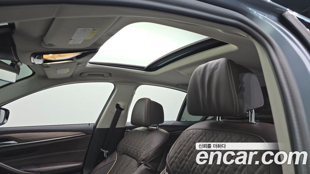 BMW 5-Series 2019 — photo 19