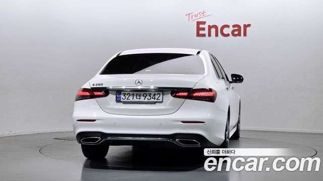 Mercedes-Benz E-Class 2023 — photo 4