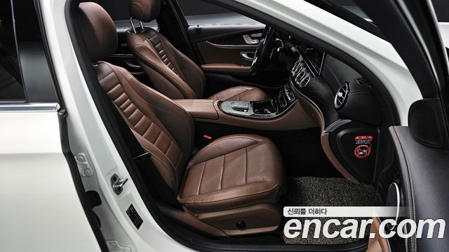 Mercedes-Benz E-Class 2023 — photo 10