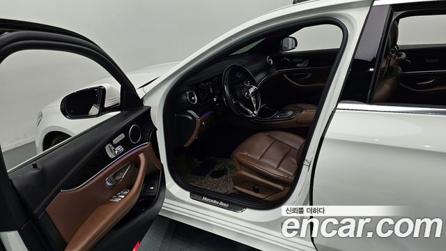 Mercedes-Benz E-Class 2023 — photo 11
