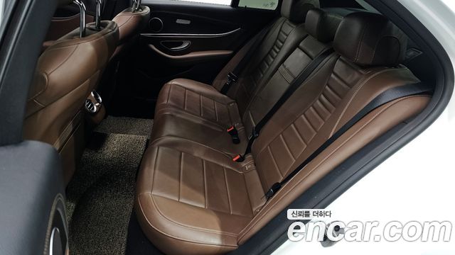 Mercedes-Benz E-Class 2023 — photo 12