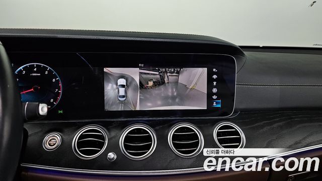 Mercedes-Benz E-Class 2023 — photo 14