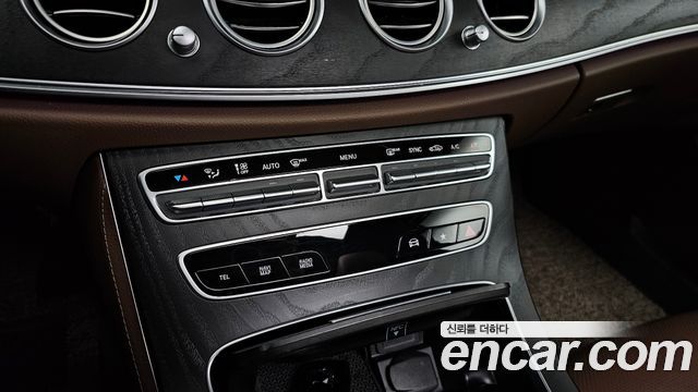 Mercedes-Benz E-Class 2023 — photo 18