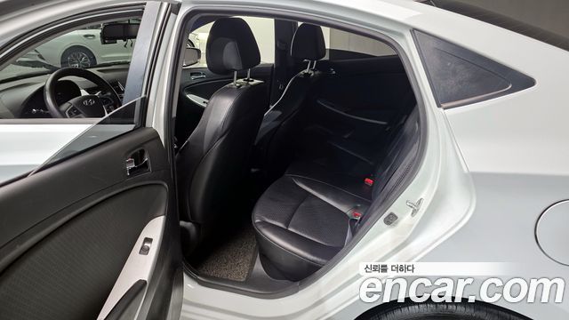 Hyundai Accent 2012 — photo 11
