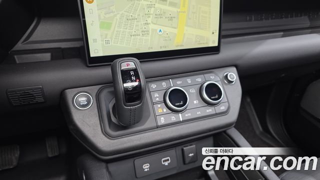 Land Rover Defender 2024 — photo 18