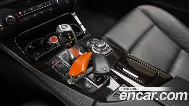 BMW 5-Series 2012 — photo 9