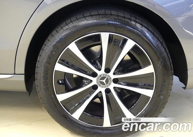 Mercedes-Benz E-Class 2021 — photo 9