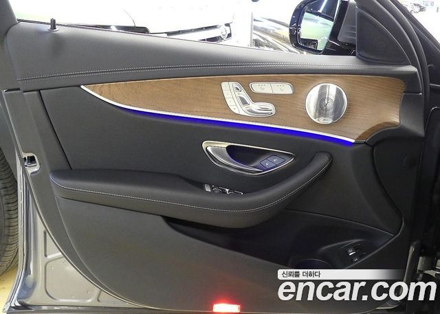 Mercedes-Benz E-Class 2021 — photo 15