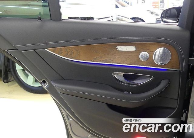 Mercedes-Benz E-Class 2021 — photo 17