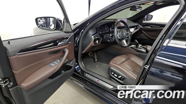 BMW 5-Series 2022 — photo 10