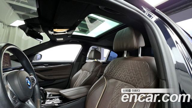 BMW 5-Series 2022 — photo 19