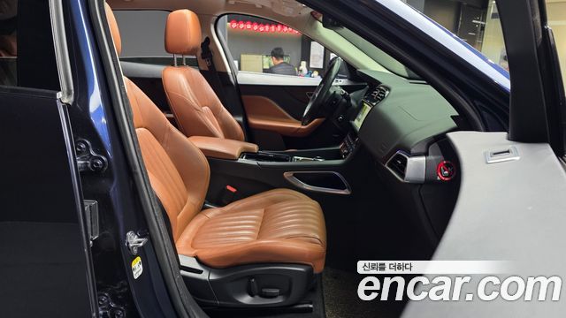 Jaguar F-PACE 2017 — photo 11