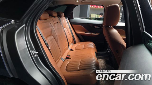 Jaguar F-PACE 2017 — photo 12