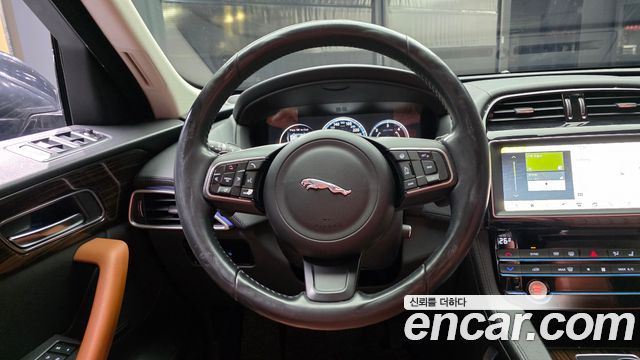 Jaguar F-PACE 2017 — photo 13