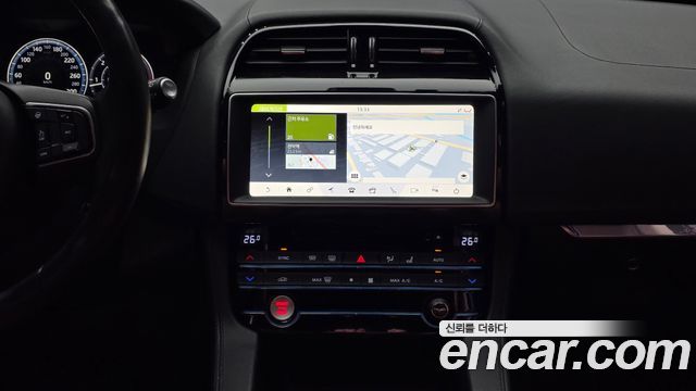 Jaguar F-PACE 2017 — photo 14
