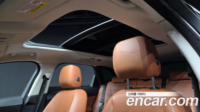 Jaguar F-PACE 2017 — photo 16