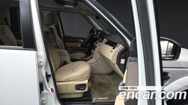 Land Rover Discovery 2016 — photo 11