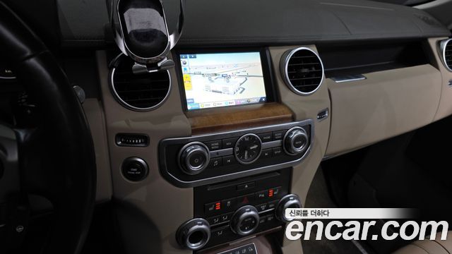 Land Rover Discovery 2016 — photo 14