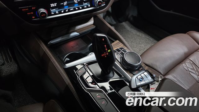 BMW 5-Series 2018 — photo 9