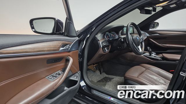 BMW 5-Series 2018 — photo 10