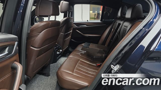 BMW 5-Series 2018 — photo 11