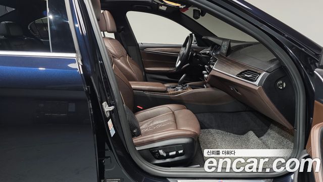 BMW 5-Series 2018 — photo 12